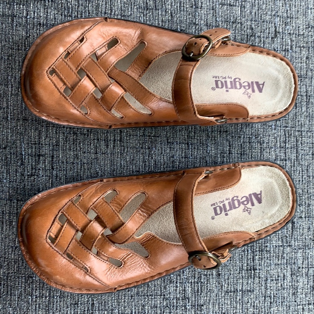 Alegria clogs, tan
